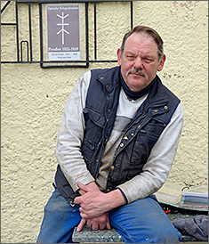 Ulrich Woitkowski vor seinem Haus in Veserde, Telegraphenstation 44